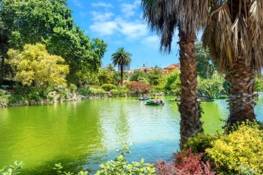 Barcelona, İspanya - 28 Mayıs 2015: Parc de la Ciutadella gölde güzel bahçe ve having fun ile doğal görünümünü insanlar. Catalonia