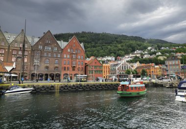 Bryggen, Norveç - 25 Ağustos 2015: İskele ve sokak Harbour Bergen eski ahşap evleriyle Cityscape. Scandinavia