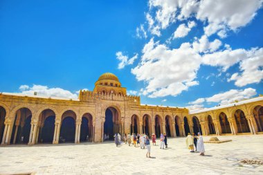 Kayravan, Tunus - 03 Temmuz 2017: Kairouan, Islam'ın kutsal şehir Ulu Camii (Sidi Oqba) gezi turist grubu. Kuzey Afrika  