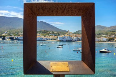 Cadaques, İspanya - 25 Mayıs 2015: Sahil Cadaques Köyü metal çerçeve aracılığıyla bir bakış. Dali sanatçının tarzında. Costa Brava, İspanya