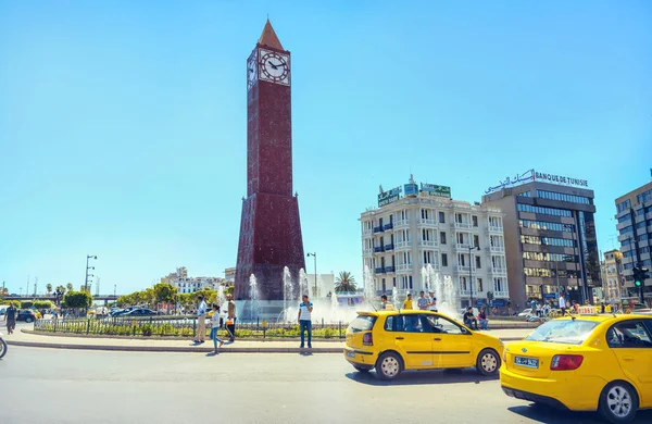 チュニス チュニジア 2017 時計塔 ビッグ ベンの時計 とダウンタウンの中央広場の噴水 北アフリカ — ストック写真