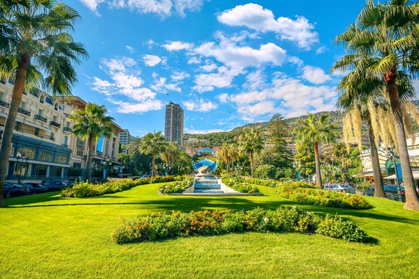 公园与绿色草坪和喷泉附近的大赌场蒙特卡洛 摩纳哥 — 图库照片