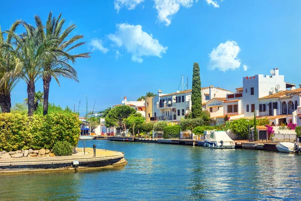 Su yolu ve marina Empuriabrava köyü. Costa Brava, Katalonya, İspanya