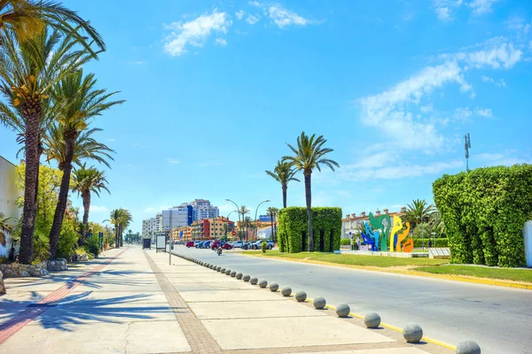 Empuriabrava Espanha Maio 2015 Cityscape Com Rua Moderna Colorida Estrada — Fotografia de Stock