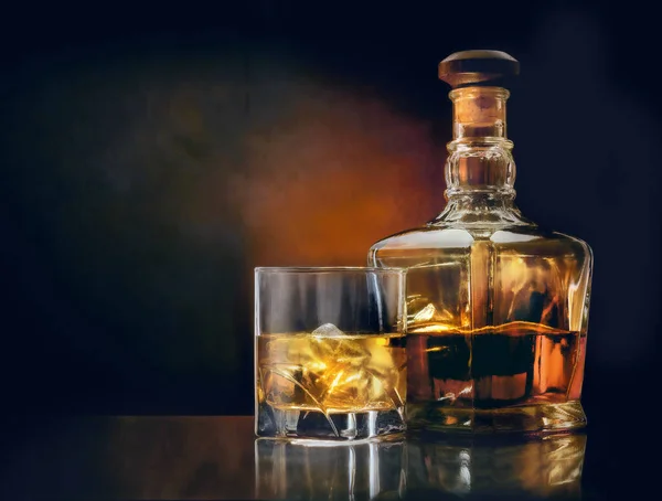 Бутылка Стакан Виски Льдом Тёмном Стеклянном Столе — стоковое фото