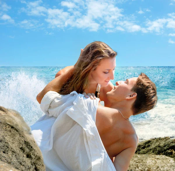 幸福的年轻情侣在海边的爱情 — 图库照片