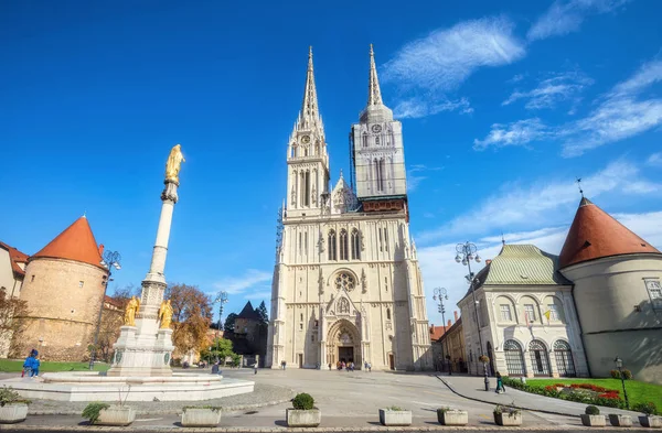 在萨格勒布的大教堂和圣母玛利亚纪念碑的看法 克罗地亚 — 图库照片
