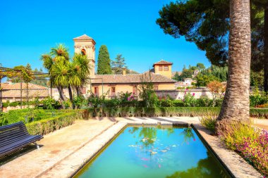 Granada, İspanya - 28 Ekim 2016: Convento de San Francisco sarayı manzarası ve Alhambra 'da göleti olan bahçe. Endülüs, Europa