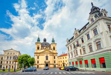 Kromeriz 'deki St. John Baptist Kilisesi' nin sokak fotoğrafı. Moravya, Çek Cumhuriyeti