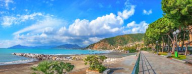 Sestri Levante 'deki deniz kenarı ve körfezi panoramik manzarası. Liguria, İtalya