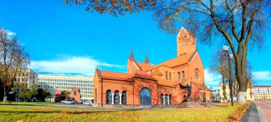 St. Simon ve Helena 'nın Minsk' teki ünlü Katolik kilisesinin (Kızıl Kilise) panoramik manzarası. Beyaz Rusya 