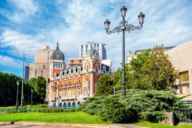 Plaza de Espana 'daki tarihi bina (Real Compania Asturians de Minas) manzarası. Madrid, İspanya
