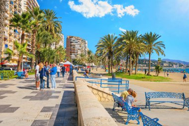 MALAGA, İspanya - 30 Ekim 2016: Malagueta plajı boyunca Paseo Maritimo deniz kenarı gezinti alanı. Turistler yürüyor ve dinleniyor, güneşli havanın tadını çıkarıyorlar.