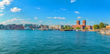 Oslo 'daki liman ve limanın panoramik manzarası. Norveç