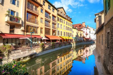  Eski şehir Annecy 'de Canal du Thiou boyunca sokak manzarası. Fransız Alpleri, Fransa