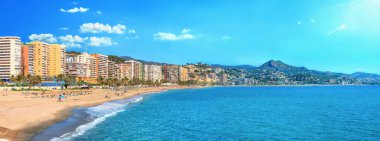 Malaga 'daki ünlü Malagueta plajı ile panoramik kıyı şeridi manzarası. Endülüs, Costa del Sol, İspanya  