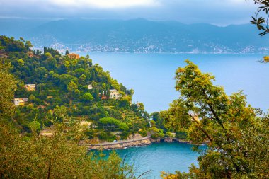 Portofino yakınlarında sahil villaları ve turkuaz körfezi olan kıyı şeridi. Liguria, İtalya