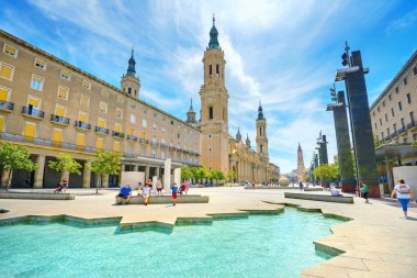 ZARAGOZA, SPAIN - 28 Haziran 2018 Plaza del Pilar 'daki Sütun Katedrali Leydisi' nin şehir merkezinde çeşmeli görüntüsü 