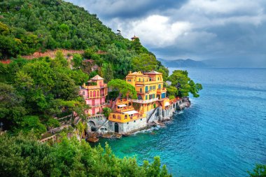 Portofino yakınlarındaki turkuaz körfezli renkli deniz kenarlı villaların manzarası. Liguria, İtalya