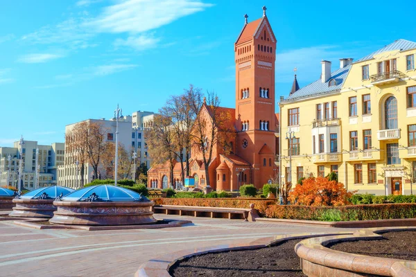 ガラスドームとカトリックの聖サイモンと聖ヘレナ教会 赤の教会 ミンスクのビューを持つ独立広場 ベラルーシ — ストック写真