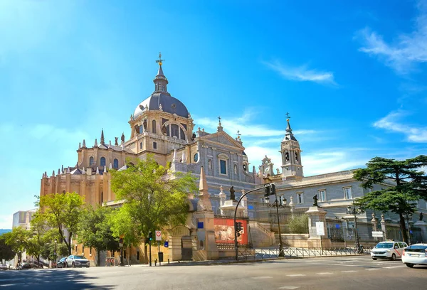Pohled Ulice Calle Bailen Katedrále Almudena Madrid Španělsko — Stock fotografie