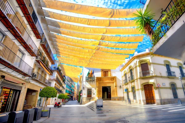 Belangrijkste Voetgangersstraat Met Kleurrijke Stof Zon Bescherming Het Centrum Van — Stockfoto