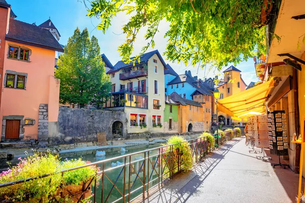 Rue Piétonne Long Canal Thiou Dans Vieille Ville Annecy Alpes — Photo