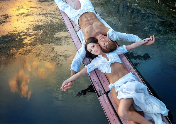 Vackra Par Kärlek Ligger Små Trä Kaj Mot Bakgrund Vatten — Stockfoto