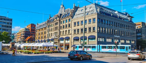 Норвегия Осло Августа 2015 Сторторторветская Площадь Общественным Транспортом Видом Статую — стоковое фото
