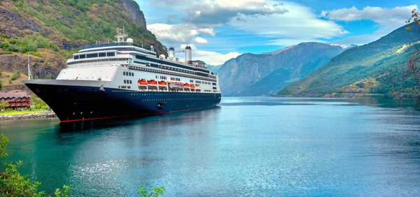 Panoramalandschaft Mit Kreuzfahrtschiff Das Kai Festgemacht Hat Sognefjord Flam Norwegen — Stockfoto