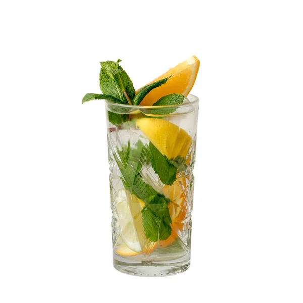 Mojito cóctel bebida aislamiento en un blanco — Foto de Stock