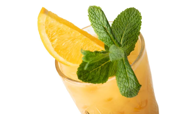 Bebida Fría Cóctel Frutas Múltiples Con Rodajas Naranja Aislamiento Hojas — Foto de Stock