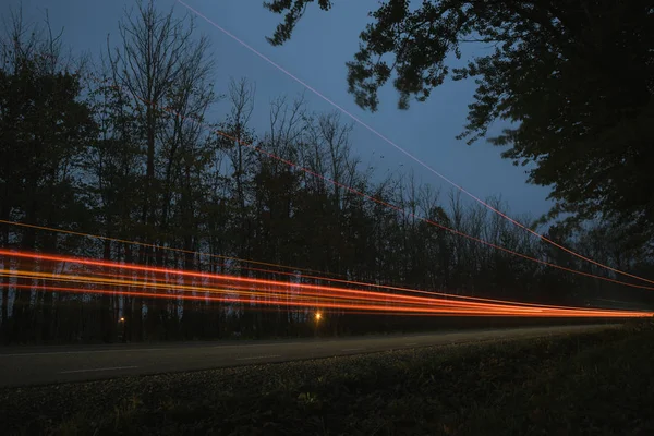 Alacakaranlıkta trafik ışıkları, dönüş yolu