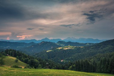 Tepedeki kilise Sveti Tomaz 'da güzel bir günde, Skofja Lok