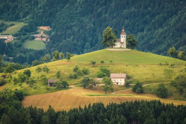 Tepedeki kilise Sveti Tomaz 'da güzel bir günde, Skofja Lok