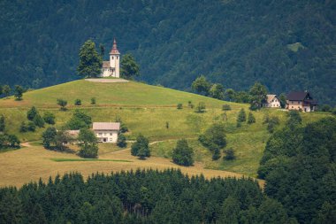 Tepedeki kilise Sveti Tomaz 'da güzel bir günde, Skofja Lok