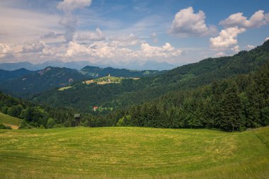 Tepedeki kilise Sveti Tomaz 'da güzel bir günde, Skofja Lok