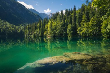 Julian Alpleri 'nin yamaçlarındaki Fusine Gölü' nde bahar manzarası