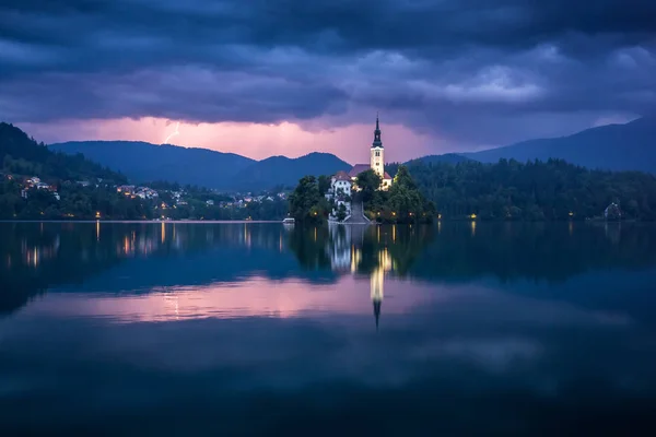 Nuages orageux au-dessus d'une église sur une île du lac de Bled, Slovénie — Photo