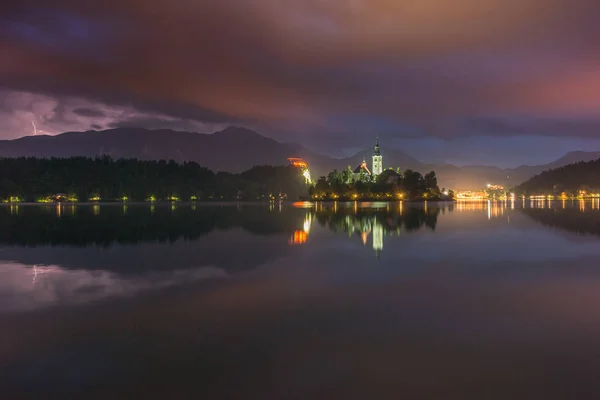 Nuages orageux au-dessus d'une église sur une île du lac de Bled, Slovénie — Photo