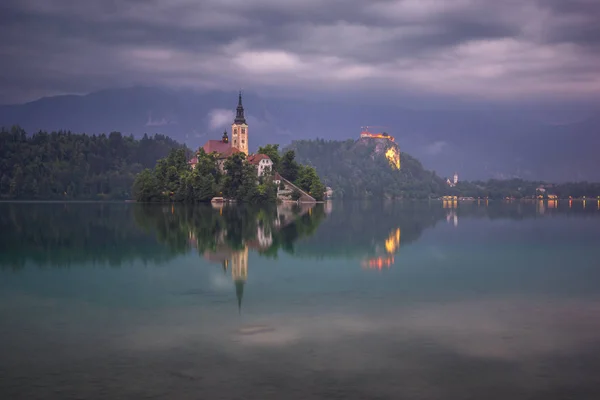 Nuages orageux au-dessus d'une église sur une île du lac de Bled, Slovénie — Photo