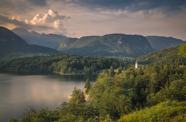 Lac Bohinj dans les Alpes juliennes, Parc national du Triglav, Slovénie — Photo