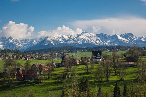 Panorama des montagnes enneigées Tatra et village de Podhale Bukowina T — Photo