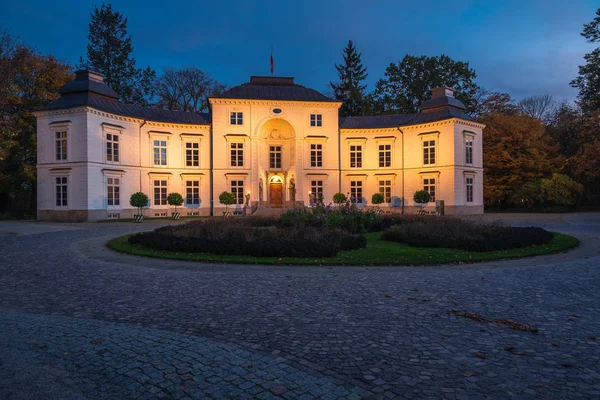 Palácio Myslewicki no Parque Lazienki à noite em Varsóvia, Polônia — Fotografia de Stock