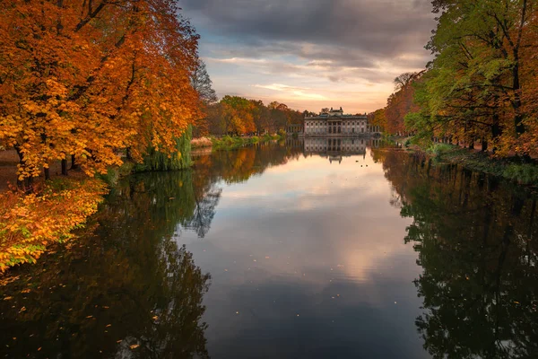 ワルシャワの秋のラツィエンキ公園の水の上の王宮, — ストック写真