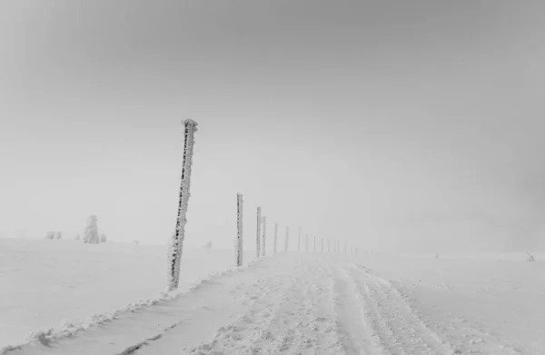 Trail under en vinterpromenad i Giant Mountains, Polen — Stockfoto