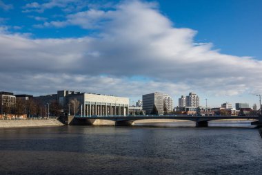 Odra nehri üzerindeki barış köprüsü ve Wroclaw 'daki şehir manzarası, Si