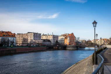 Odra nehri üzerindeki Mlynski köprüsü ve Wroclaw 'daki Mlynska adası