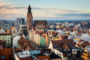 Wroclaw şehrindeki Garrison Kilisesi ve eski kasaba, Polonya