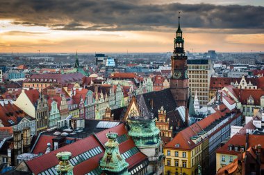 Wroclaw, Silezya, Pola 'daki eski kasaba ve belediye binasının üzerinde gün batımı